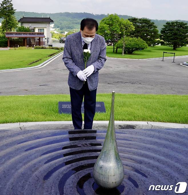 일본군 위안부 피해자 추모비를 참배하는 김지철 교육감(충남교육청 제공)