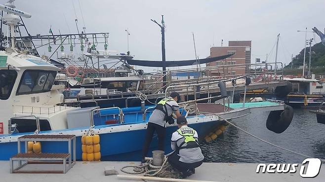 군산해경 새만금파출소 직원들이 정박선박의 계류상태와 시설물의 안전상태를 점검하고 있다.