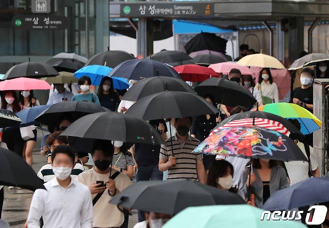 11일 오전 서울 강남구 삼성역 일대에서 시민들이 우산을 쓰고 출근길 발걸음을 옮기고 있다. 2022.8.11/뉴스1 ⓒ News1 구윤성 기자