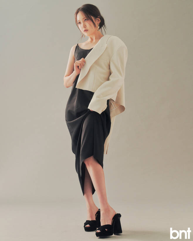 크림 컬러 재킷은 SY2C, 블랙 슬립 드레스는 밀리언코르 제품.
