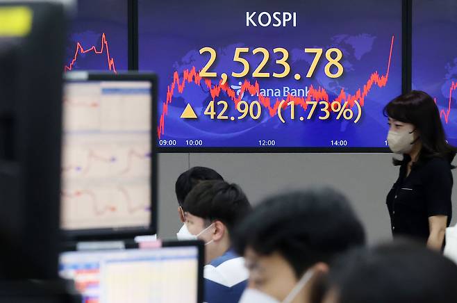 11일 오후 서울 중구 하나은행 명동점 딜링룸에서 직원들이 업무를 보고 있다. /뉴스1