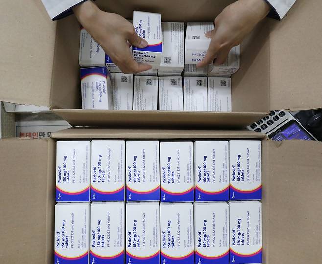 서울의 한 약국에서 약사가 신종 코로나바이러스 감염증(코로나19) 먹는 치료제 팍스로비드를 꺼내고 있다./뉴스1 ⓒ News1 이성철 기자