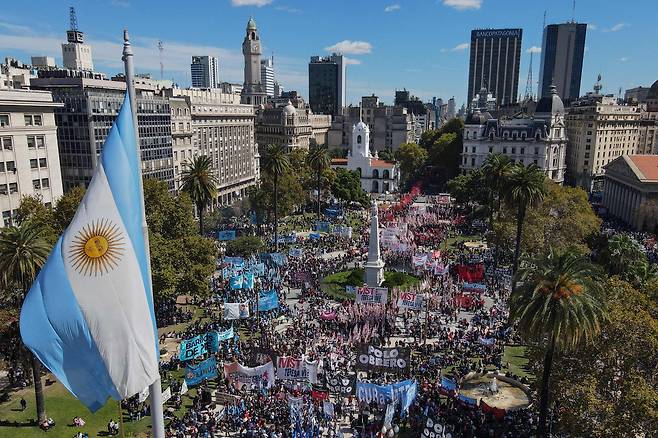 아르헨티나 수도 부에노스아이레스에서 지난 4월 13일(현지 시각) 시민들이 물가 급등에 항의하며 정부 지원 대책을 요구하는 시위를 벌이고 있다.