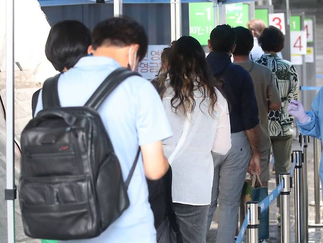 지난 10일 바이러스 감염증(코로나19) 선별진료소에서 시민들이 검체 검진을 받기 위해 줄을 서고 있다./뉴스1