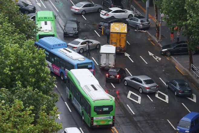 폭우가 내린 9일 오전 서울 강남구 대치역 인근 도로에 침수됐던 차들이 주차돼 있다. 연합뉴스 제공