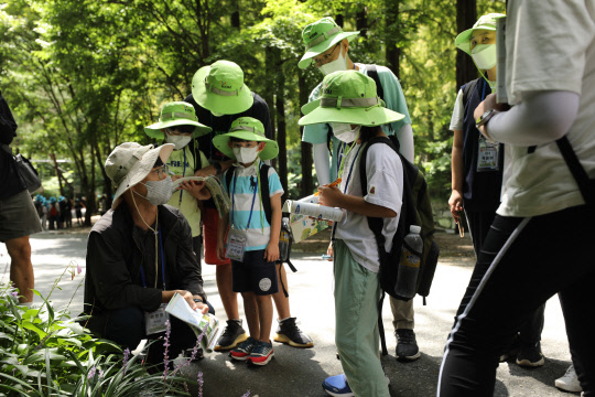 한국한의학연구원의 'KIOM 어린이 본초탐사대'에 참가한 학생이 장태산자연휴양림에서 본초 전문가로부터 약용식물에 대한 설명을 듣고 있다.



한의학연 제공