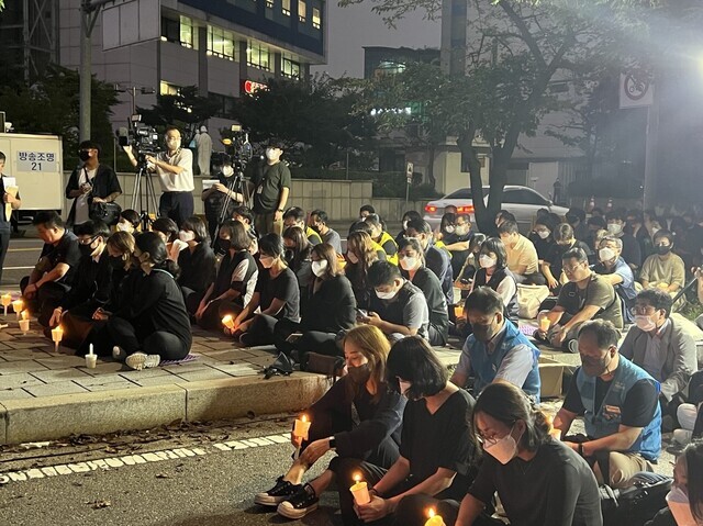 11일 저녁 서울에 내린 폭우로 반지하에 갇혀 사망한 홍아무개씨 가족을 추모하는 문화제가 열리고 있다. 이우연 기자 azar@hani.co.kr