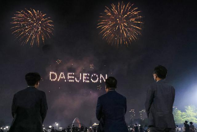 대전 UCLG 총회 D-100 을 맞아 지난 7월 2일 대전에서 열린 '성공 기원' 불꽃 및 드론쇼를 이장우 대전시장(가운데)과 유득원(오른쪽) 기획조정실장이 관람하고 있다. 대전시 제공