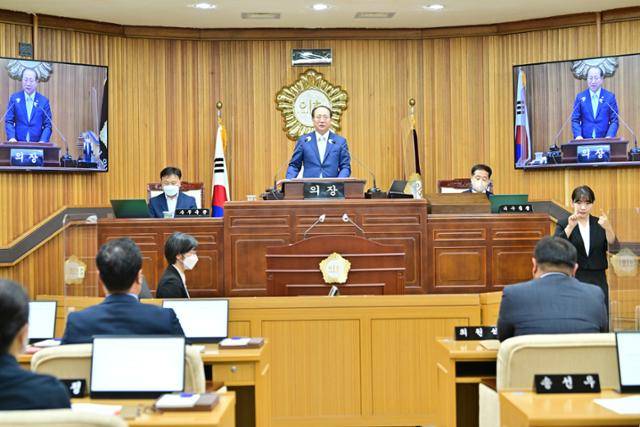 문차복 목포시의회 의장이 지난달 1일 제 12대 시의회 개원을 선언하고 있다. 목포시의회 제공