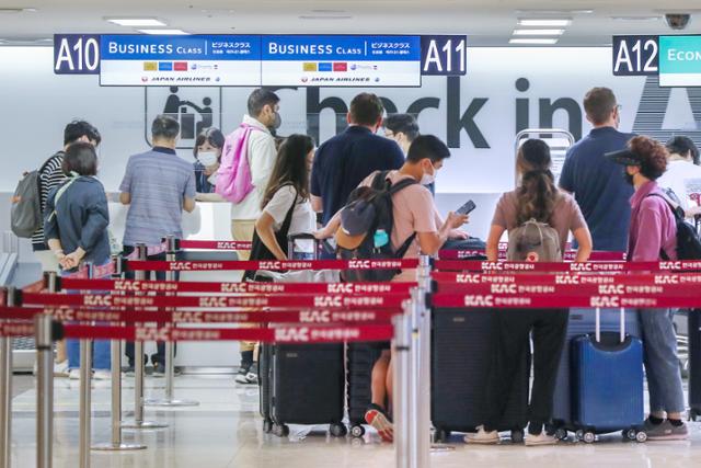 지난 7월 24일 서울 강서구 김포공항 국제선 출국장에서 일본 하네다 공항행 노선을 이용하는 해외 여행객들이 출국 수속을 받고 있다. 뉴스1