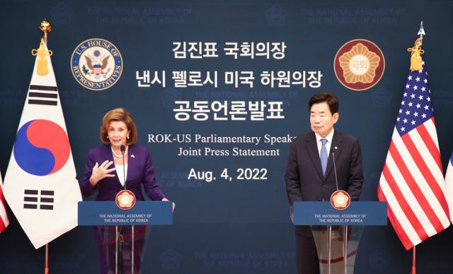 낸시 펠로시(왼쪽) 미국 하원의장과 김진표 한국 국회의장이 지난 4일 국회에서 회담을 마친 후 공동 언론성명을 발표하고 있다. 오대근 기자