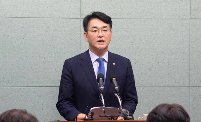 더불어민주당 당대표 후보에 출마한 박용진 의원이 12일 전북도의회 기자회견장을 방문해 전당대회와 관련한 기자간담회를 갖고 질의에 답변하고 있다. 전주=뉴시스