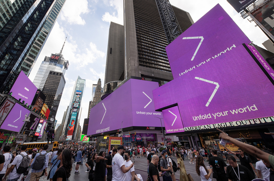 11일 미국 뉴욕 타임스스퀘어에서 총 15개의 스크린에 '갤럭시Z 플립4xBTS' 콜라보레이션 영상을 상영한 모습. 삼성전자 제공