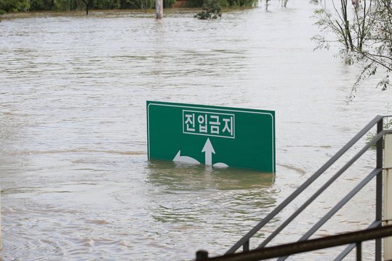10일 오전 서울 반포한강공원 일대가 전날 내린 폭우로 물에 잠겨 있다. 뉴시스
