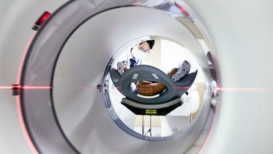 한 대학병원 의료진이 MRI 검사를 시작하기 전 환자에게 주의사항을 설명하고 있다. 중앙포토