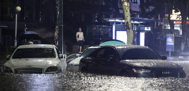 서울에 집중호우가 내린 지난 8일 밤 서울 대치역 인근 도로가 침수돼 차량이 물에 잠겨 있다. 성동훈 기자