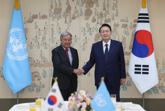 United Nations Secretary-General Antonio Guterres, left, shakes hands with President Yoon Suk-yeol at the presidential office in Seoul on Friday. [NEWS1]