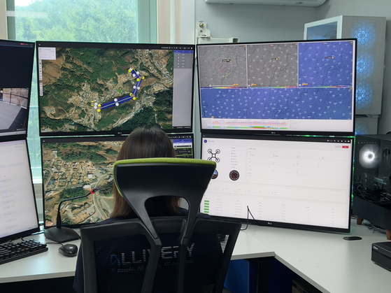 An employee oversees the drone delivery process and monitors the weather at the control center. [LEE TAE-HEE]