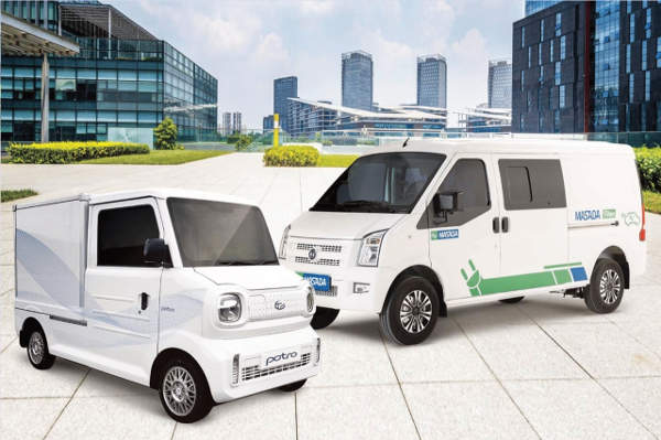 이마트24가 전기차 전문 업체 디피코와 손잡고 포트로의 초소형 전기트럭 2종(왼쪽)과 마사다의 전기차 3종을 추석선물로 판매한다. 이마트24 제공