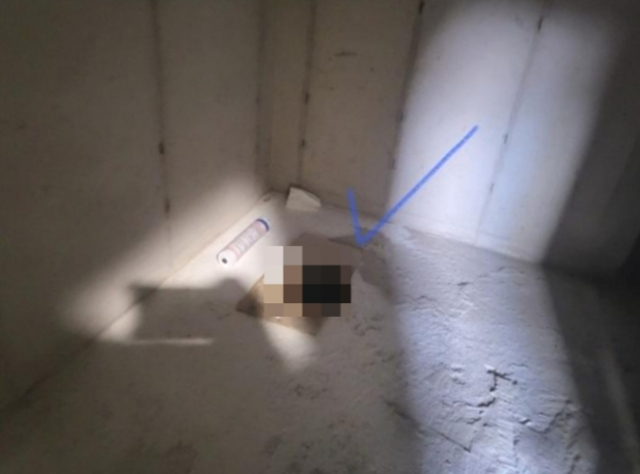 부산의 한 신축아파트 사전점검 당시 승강기 샤프트쪽에 발견된 인분. 온라인 커뮤니티 캡처