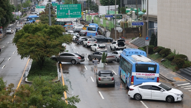 9일 오전 서울 서초구 진흥아파트 앞 서초대로 일대에서 전날 내린 폭우에 침수됐던 차량이 모습을 드러내고 있다. 연합뉴스
