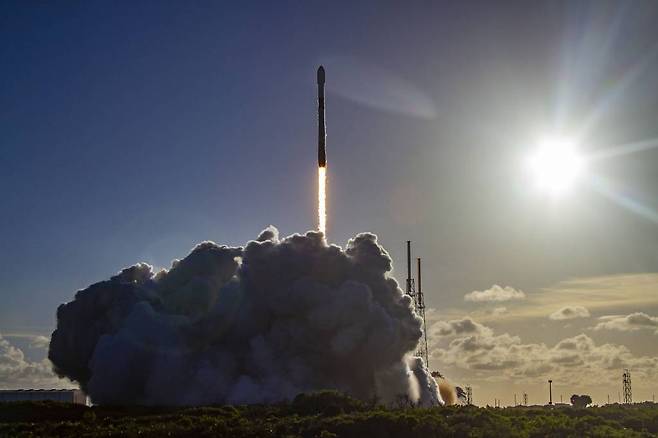 [서울=뉴시스] 정병혁 기자 = 우리나라 첫 달궤도선 다누리가 5일(한국시간) 미국 플로리다주 케이프커내버럴 우주군 기지에서 미국의 민간 우주개발업체 '스페이스X'의 '팰컨 9' 발사체에 실려 발사되고 있다. (사진=SpaceX 제공) 2022.08.05. *재판매 및 DB 금지