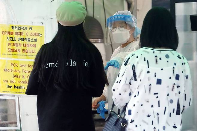 12일 서울 서대문구 보건소 선별진료소를 찾은 시민들이 코로나19 검사 안내를 받고 있다./사진=뉴시스