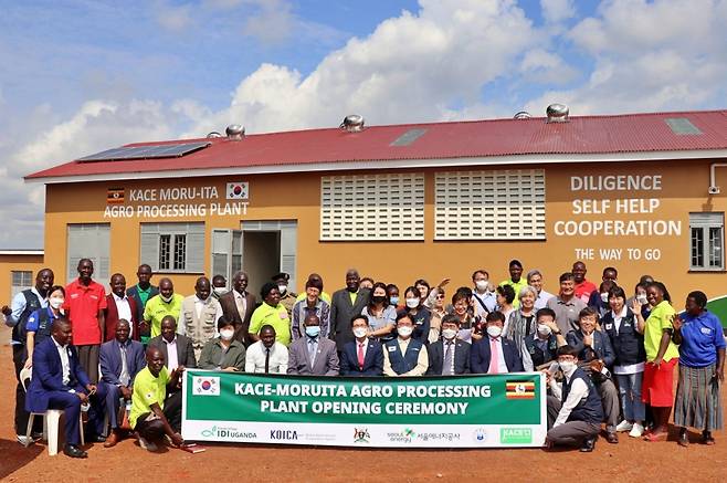 희망친구 기아대책은 한국국제협력단(KOICA)의 지원으로, 우간다 쿠미 지역에 ‘쿠미지역협동조합 농작물 가공센터’를 완공했다.