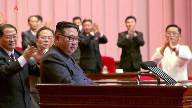 김정은 북한 국무위원장이 10일 평양에서 열린 전국비상방역총화회의를 주재하며 코로나19 사태 종식을 선언하자 참석자들이 박수를 치고 있다. 평양=조선중앙TV·뉴시스