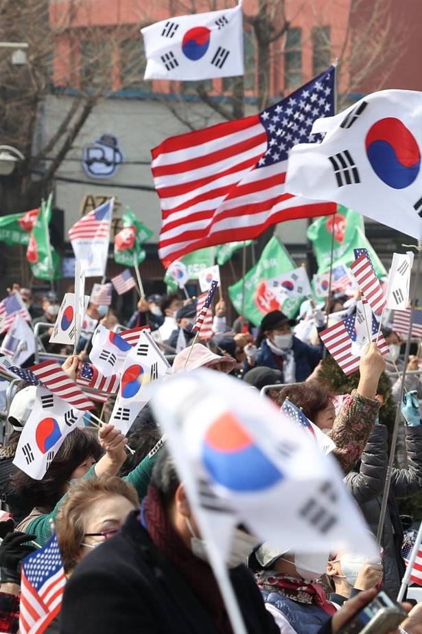 지난 3월 서울 중구 감리교 회관 앞에서 전광훈 목사가 대표로 있는 국민혁명당 주최로 열린 1000만 자유 통일 기도회에서 참석자들이 태극기와 성조기를 흔들며 찬송을 부르고 있다. 연합뉴스