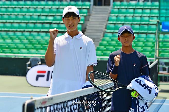 조세혁(왼쪽)이 12일 서울 송파구 올림픽공원 센터코트에서 기자회견 직후 동생 조민혁과 포즈를 취하고 있다. 대한테니스협회 제공