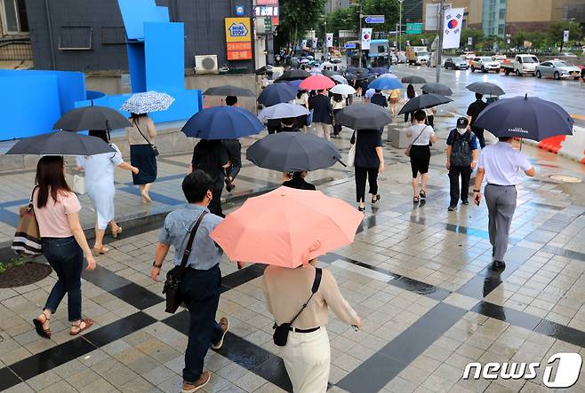 시민들이 우산을 쓰고 출근길 발걸음을 옮기고 있다. /뉴스1 ⓒ News1 구윤성 기자