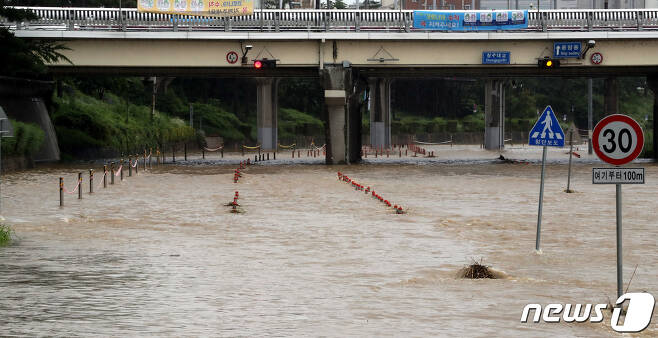 충북 청주시는 많은 양의 비가 예보된 13일 오후 3시10분을 기해 무심천 하상도로의 통행을 제한했다.(사진은 기사 내용과 무관함) / 뉴스1 ⓒ News1
