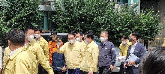 윤석열 대통령과 박일하 동작구청장 등이 사당동 극동아파트 옹벽 붕괴 현장을 찾고 있다.