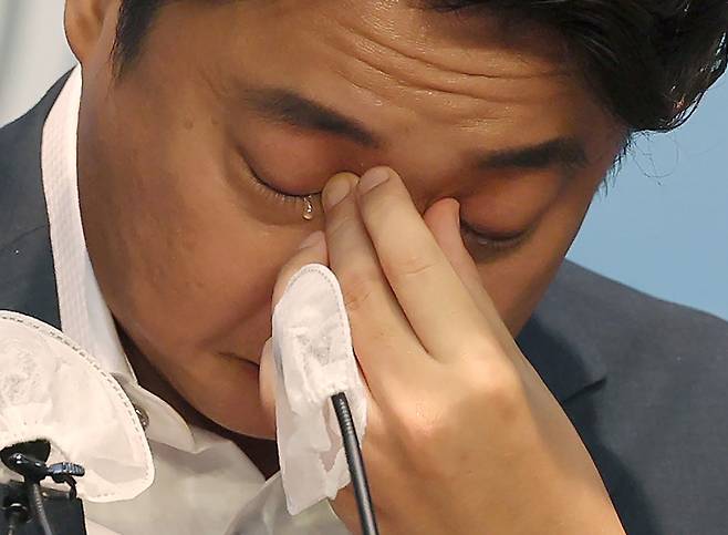 이준석 전 국민의힘 대표가 13일 오후 국회 소통관에서 기자회견을 열고 당 비상대책위원회 체제 전환에 대한 가처분 신청 등과 관련해 직접 입장을 밝히던 중 눈물을 닦고 있다. /연합뉴스