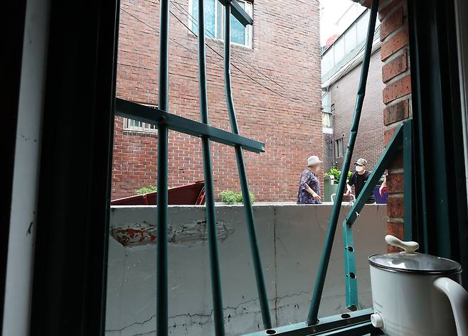 11일 오후 경기도 군포시 산본1동 한 반지하 주택에 지난 집중 호우 때 침수로 방범창을 부수고 탈출한 흔적이 남아 있다. /연합뉴스