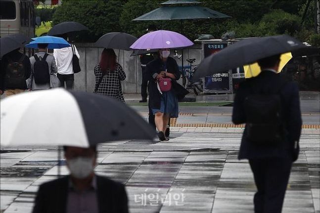 비 오는 날 우산을 쓰고 있는 시민들의 모습.(자료사진) ⓒ데일리안