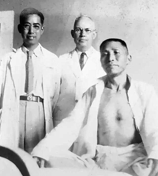 1938년 가슴에 총탄을 맞고 쓰러진 뒤 병원에서 회복 중인 백범 김구(오른쪽). 당시 독립운동가들이 “김구가 피살당했다”는 전보를 보냈을 정도로 중상을 입은 상태가 위급했다. 페이퍼로드 제공