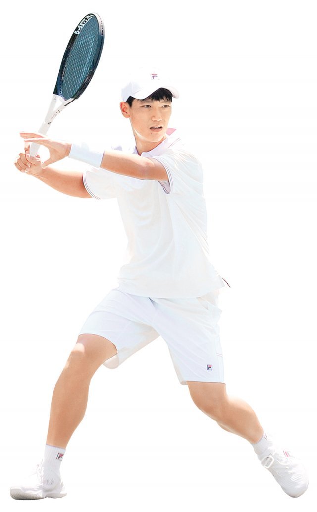 2022 윔블던 테니스 대회 14세 이하(U-14) 남자 단식 초대 챔피언에 오른 조세혁이 12일 서울 송파구 올림픽공원 테니스장
 센터코트에서 훈련하고 있다. 이날 훈련은 역시 테니스 선수로 활동 중인 한 살 터울의 친동생 조민혁 군과 함께했다. 부모가 모두
 테니스 선수 출신인 조세혁은 6세 때부터 당시 코치로 활동하던 아버지를 따라다니다 테니스를 시작했다. 대한테니스협회 제공