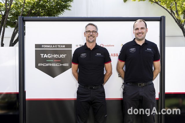 토마스 로덴바흐(Thomas Laudenbach) 포르쉐 모터스포츠 회장(왼쪽)과 플로리안 모들링거(Florian Modlinger) 포르쉐 포뮬러E 디렉터