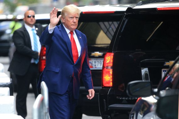 미국의 도널드 트럼프 전 대통령이 10일(현지시간) 뉴욕에서 자택을 떠나며 손을 흔들고 있다.AFP연합뉴스