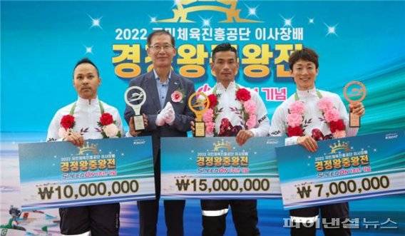 조현재 국민체육진흥공단(KSPO) 이사장(왼쪽 두번째) 시상식에서 수상자와 기념촬영(왼쪽부터 2위 김현철, 1위 김완석, 3위 김응선). 사진제공=국민체육진흥공단