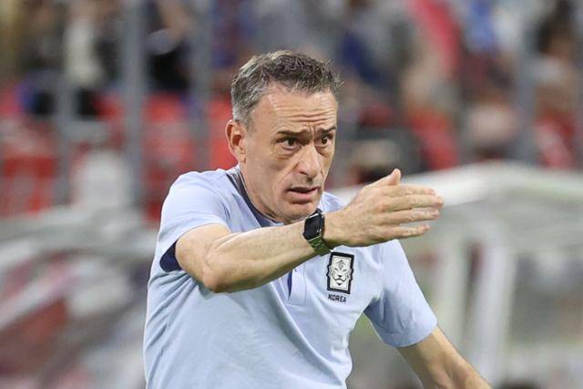 파울루 벤투 대한민국 축구대표팀 감독이 7월 27일 일본 아이치현 도요타 스타디움에서 열린 2022 동아시아축구연맹(EAFF) E-1 챔피언십(동아시안컵) 3차전 일본과의 경기에서 선수들에게 지시를 하고 있다. 나고야=뉴시스