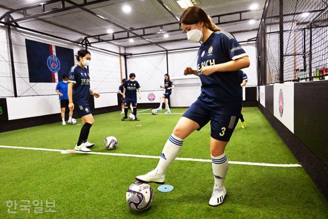 수도권에 집중된 폭우로 서울이 잠긴 지난 8일 오후 서울 구로구의 FC리치축구클럽에서 직장인 여성들이 드리블 훈련을 받고 있다. 이들은 실전에서 활용할 축구 기술을 배우기 위해 이곳을 '내돈내산' 등록했다. 고영권 기자
