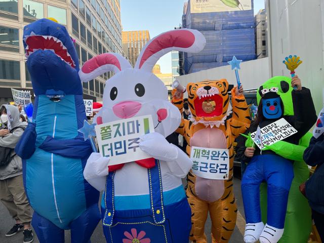 4월 8일 서울 여의도 국회 앞 더불어민주당사 앞에서 열린 8차 개혁문화제에 에어 슈트를 입고 온 참석자들. 소진영 인턴기자