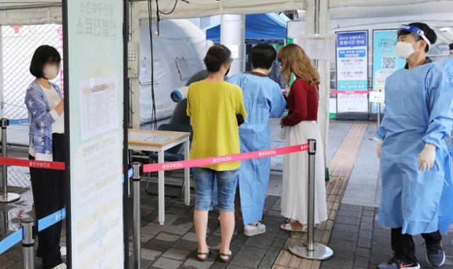 10일 오전 서울 용산구보건소 신종 코로나바이러스 감염증(코로나19) 선별진료소에서 시민들이 검체 검진을 받기 위해 줄을 서고 있다. 뉴스1