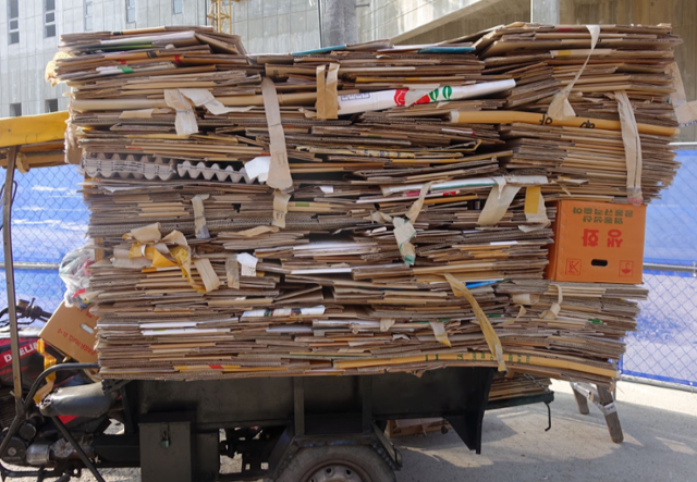 남성 노인이 개조한 오토바이로 수집한 박스. 여성 노인에 비해 수집 속도와 양이 월등하다. 촬영 소준철