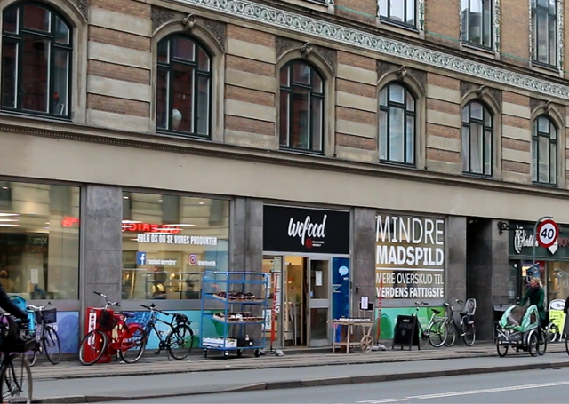 덴마크 코펜하겐에 있는 위푸드 뇌레브로 지점의 모습입니다. 자전거를 많이 타는 덴마크인들답게 방문객들이 타고 왔을 자전거가 많이 보이네요. 위푸드 제공