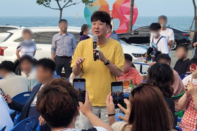 이준석 대표가 지난 달 24일 포항 지지시민과 치킨을 나눠 먹으며 대화하는 '번개모임'을 하고 있다. 연합뉴스