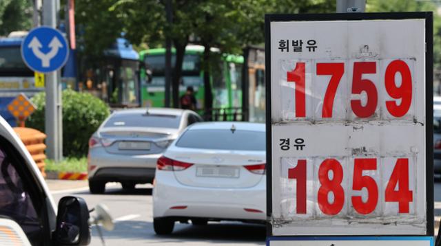 휘발유 가격이 내림세를 보인 12일 오후 서울 시내 한 주유소에 유가 정보가 게시되어 있다. 연합뉴스